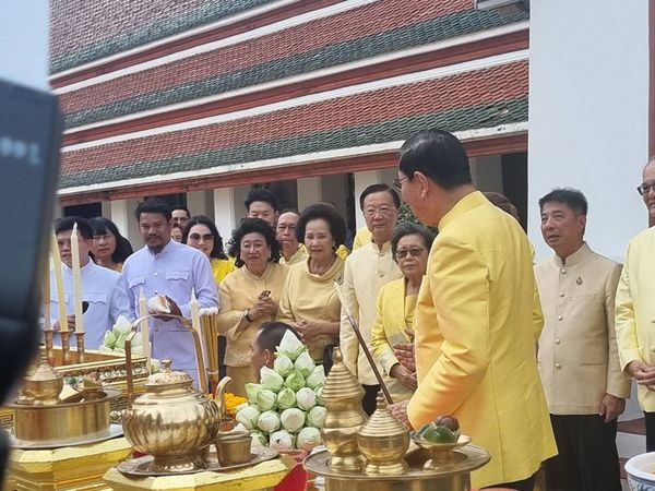 วุฒิสภาทอดผ้าป่าสมทบทุนบูรณะพระเจดีย์ภูเขาทอง ถวายในหลวง