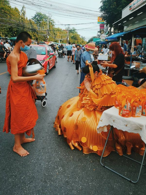 อลังการงานบุญ!ชาวเน็ตแห่แชร์สาวตักบาตรวันเกิดแบบจัดเต็ม