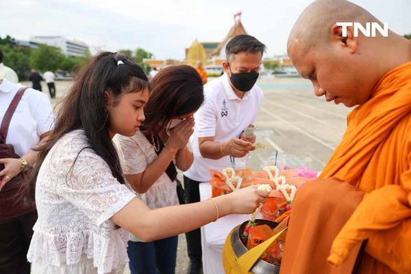 ตักบาตรวันมาฆบูชา รับบุญเช้าสืบสานประเพณีทางศาสนา