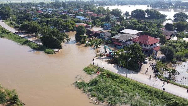 น้ำท่วมชัยนาท สุดระทึก ถนนคันคลองมหาราชขาด น้ำทะลักการจราจรอัมพาต