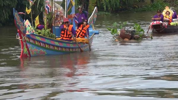 ชาวลำลูกกาล่องเรือสืบสานประเพณีทอดกฐินทางน้ำ