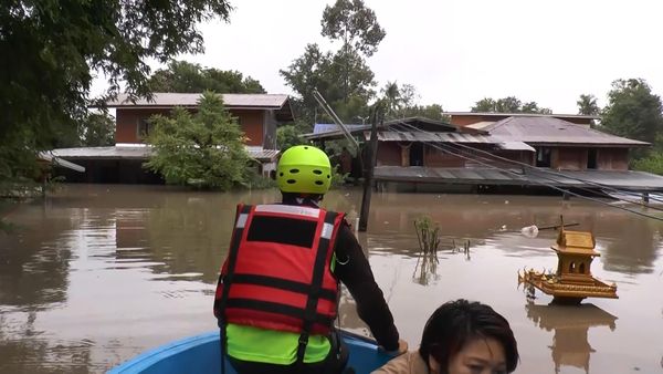 อุทัยธานีน้ำท่วมขยายวงกว้าง น้ำอ่างทับเสลาล้นทะลักท่วมพื้นที่รับน้ำเร่งอพยพประชาชน