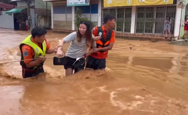 ลำน้ำสายล้นท่วมตลาดแม่สาย-ท่าขี้เหล็ก