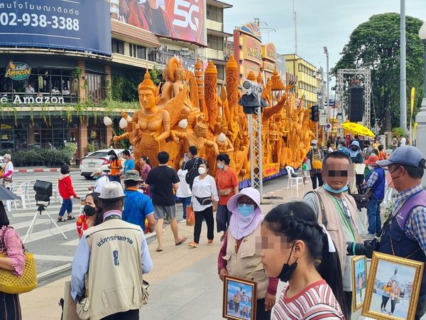 แห่เทียนพรรษา โคราชสุดอลังการ! นักท่องเที่ยวแห่ถ่ายรูปเป็นที่ระลึก