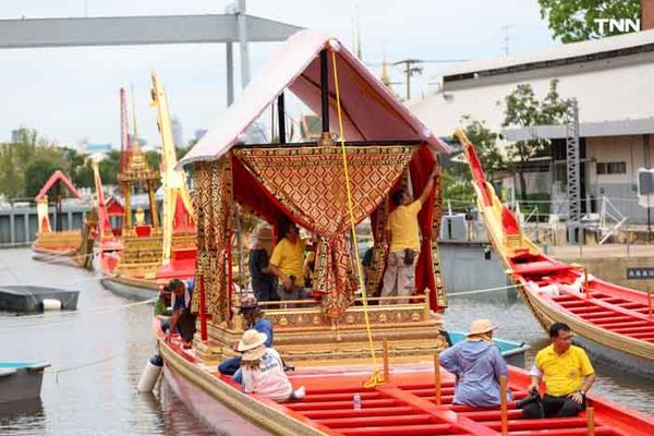 สำนักช่างสิบหมู่ ติดผ้าม่าน ผ้าหน้าจั่ว พร้อมซ่อมปิดทองกราบเรือพระที่นั่ง