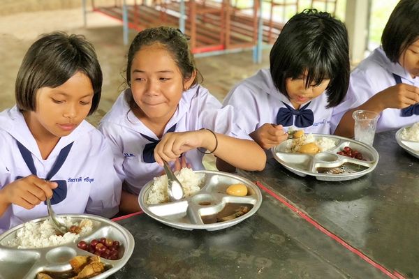 รร.ประชาพัฒนาบ้านแฮด จ.ขอนแก่น เดินหน้า “โครงการเลี้ยงไก่ไข่เพื่ออาหารกลางวันนักเรียน” ปีที่ 11