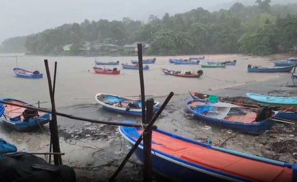 ชป.ตราดเร่งระบายน้ำรับมือฝนตกหนัก 