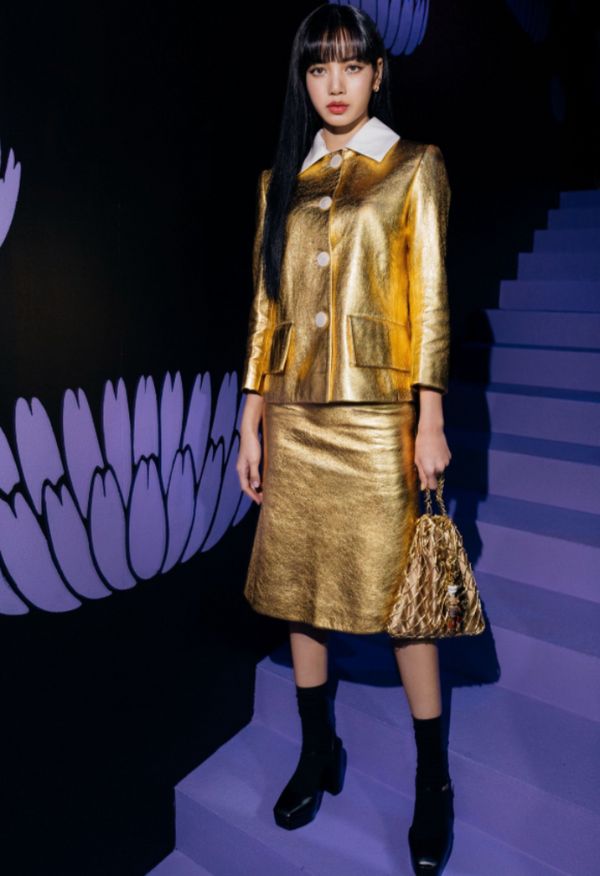 สวยสะดุดตา! 'ลิซ่า' สวมชุดทองอร่ามสุดหรูร่วมงาน 'Prada'