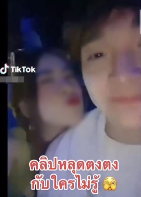 คลิปว่อนโซเชียล ตงตง ถูกสาวปริศนาจุ๊บแก้มในวันสงกรานต์ 