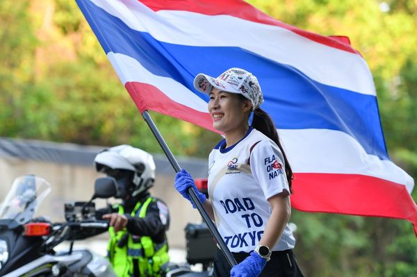 ปอป้อ สุดปลื้ม แรงเชียร์ล้นหลาม วิ่งส่งธงชาติไทย พลังบวกสู้ศึกโอลิมปิก 