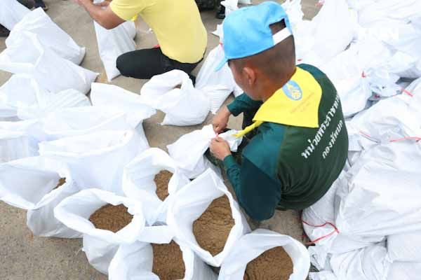 นนทบุรีเสริมกระสอบทราย 130,000 ใบ เตรียมรับมือน้ำเหนือล้นแนวกั้นริมเจ้าพระยา