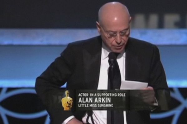 วางดอกไม้ไว้อาลัย “Alan Arkin”  ผู้รับบทคุณปู่  Little Miss Sunshine  เสียชีวิตในวัย 89 ปี