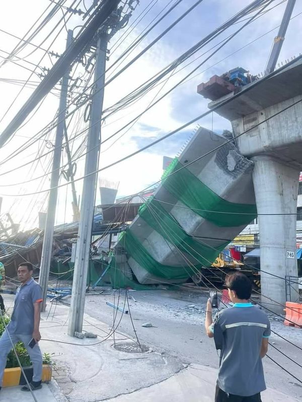 คลิปวินาที! คานสะพานย่านลาดกระบังทรุดตัวพังถล่ม ล่าสุดพบผู้เสียชีวิต 2 ราย