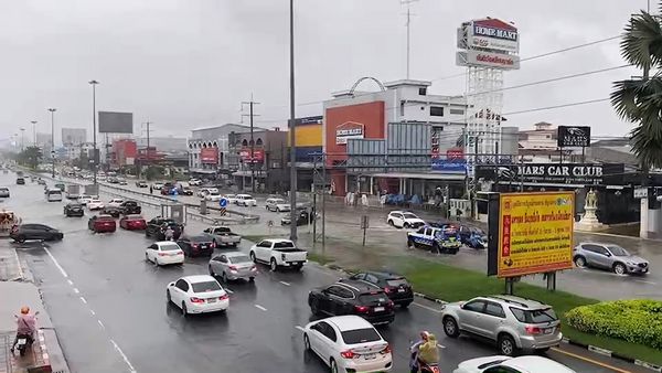 พัทยา ยังอ่วม! ฝนกระหน่ำกลางเมือง ถนนหลายสายเป็นอัมพาต