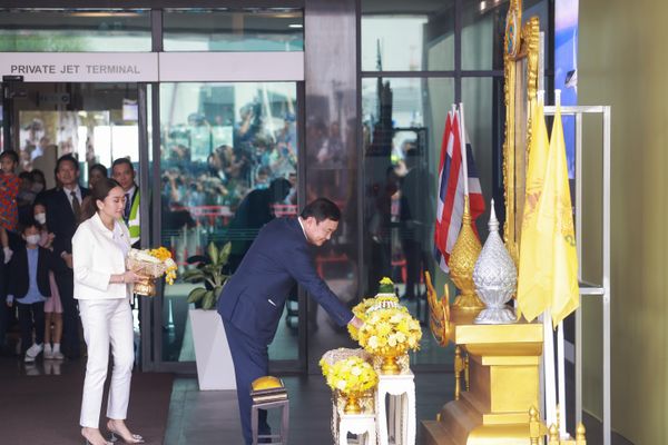 ประมวลภาพ ทักษิณ ชินวัตร ถึงเมืองไทย ยกมือไหว้-ทักทายประชาชน