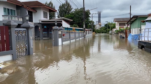 น้ำลำตะคอง ทะลักถึงตัวเมืองโคราช ปชช.ขนของหนีวุ่น!