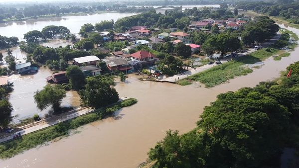 น้ำท่วมชัยนาท สุดระทึก ถนนคันคลองมหาราชขาด น้ำทะลักการจราจรอัมพาต