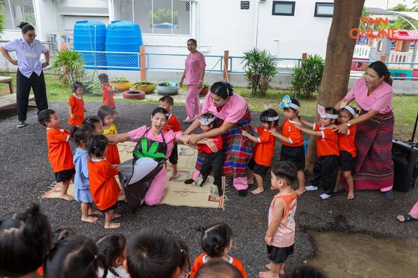 มูลนิธิศูนย์นมแม่ฯ ชูต้นแบบ “เด แคร์” พัฒนาเด็กไทยด้วย “นมแม่และเลี้ยงดูคู่เรียนรู้”