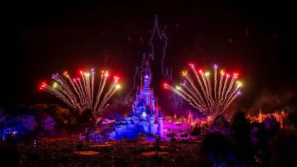 Disneyland Paris สร้างสถิติโลกโชว์บินโดรนพร้อมแสงสีเสียงสุดอลังการ !