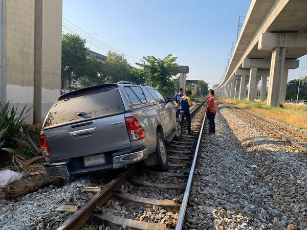 หนุ่มเมาแอ๋! ซิ่งกระบะขึ้นรางรถไฟ อ้าง GPS พาหลง