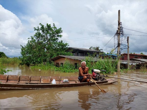 สิงห์บุรีวิกฤต! น้ำท่วมสูง 2 เมตร บ้านเรือนจมน้ำนับพันหลัง 