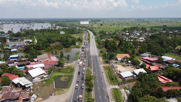 ระดับน้ำท่วม ถนนมิตรภาพ โคราชลดลง รถเล็กสัญจรได้แต่ต้องระมัดระวัง