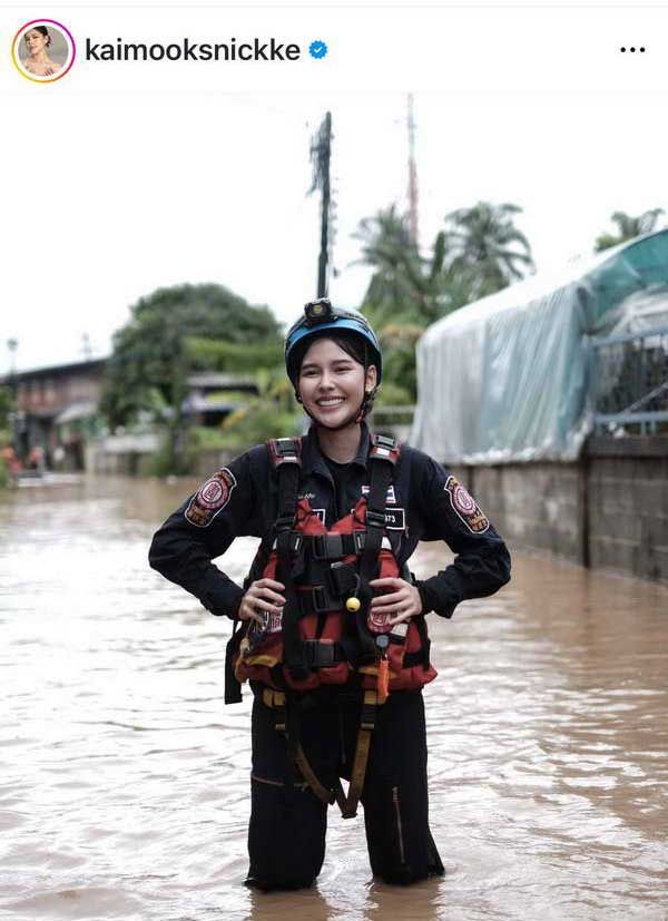 ไข่มุก รุ่งรัตน์ นักแสดงสาวจิตอาสา ลุยน้ำครึ่งตัวช่วย น้ำท่วม จ.เชียงราย