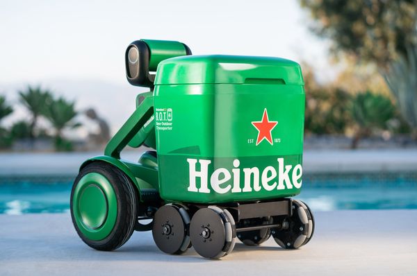 Heineken สร้างหุ่นยนต์ถังแช่เบียร์ แจกฟรี !!