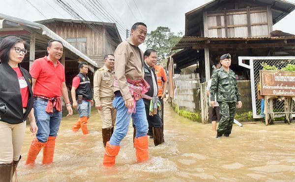 นายกฯลงพื้นที่ยโสธรเยี่ยมผู้ประสบภัยน้ำท่วม-มอบสิ่งของช่วยเหลือ