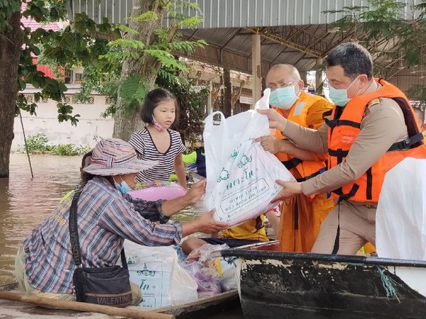 คณะสงฆ์จังหวัดอยุธยาร่วมกับปลัดมหาดไทยมอบของช่วยผู้ประสบภัยน้ำท่วม