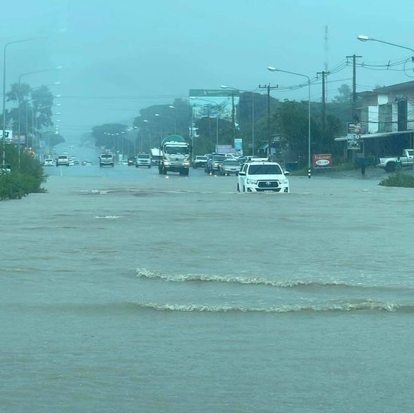 ฝนถล่มโคราช! น้ำป่าเขาใหญ่หลากท่วม กระบะพลิกคว่ำเจ็บสาหัส