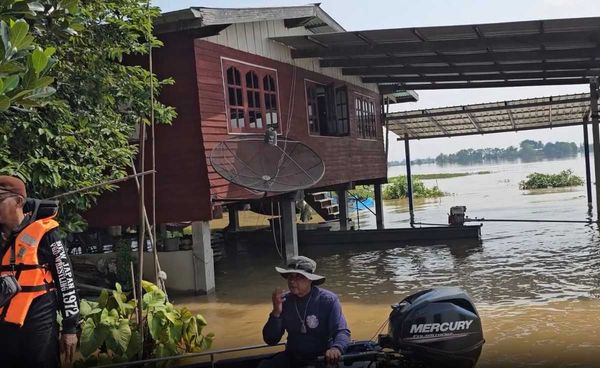 ชาวบ้านระหันติดเกาะกลางน้ำท่วมสูง