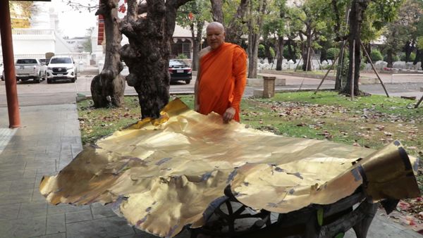 ลมแรงเกินต้าน! แผ่นทองจังโก หุ้มพระเจดีย์ วัดสวนดอก เชียงใหม่ พายุฝนพัดปลิว