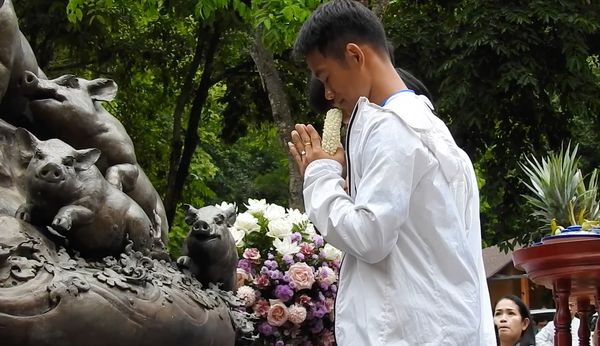 เชียงรายทำบุญครบรอบ 5 ปีเหตุการณ์ถ้ำหลวง-รำลึก “ผู้ว่าฯหมูป่า” 