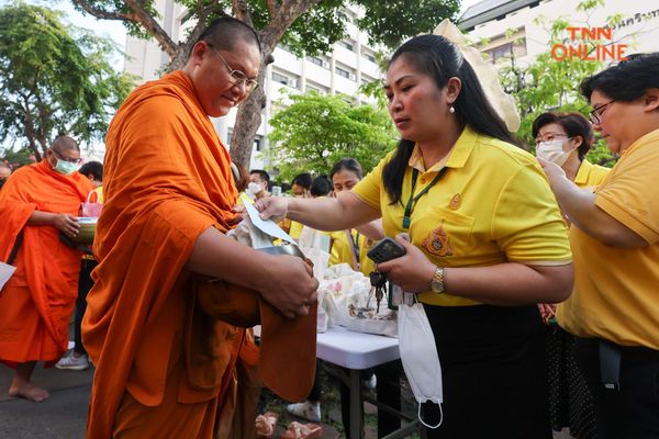 คณะแพทย์ รพ.ศิริราช พร้อมปชช. ร่วมทำบุญตักบาตรพระสงฆ์ 50 รูป น้อมรำลึกในหลวง ร.9