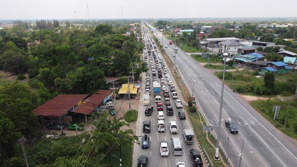 กลับมาลุยงานต่อ! เปิดภาพมุมสูง ถนนมิตรภาพ โคราช รถติดหนึบ