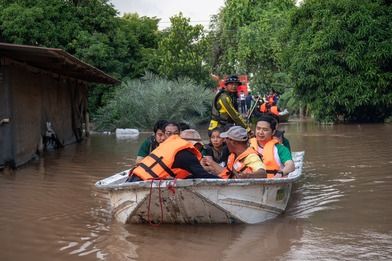 เครือซีพีลุยช่วยน้ำท่วมสุโขทัย แจกถุงยังชีพ-อาหารสด