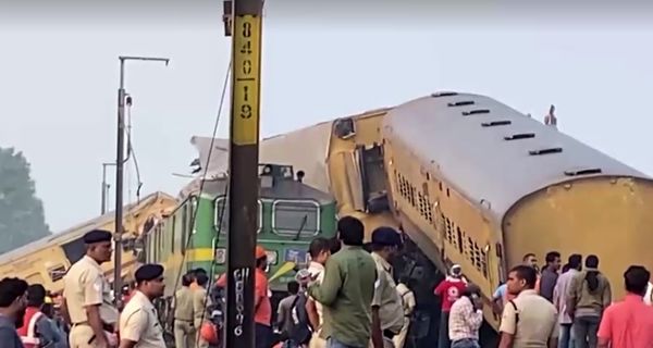 รถไฟโดยสาร 2 ขบวนพุ่งชนกันจนกระเด็นตกราง เสียชีวิต-บาดเจ็บจำนวนมาก