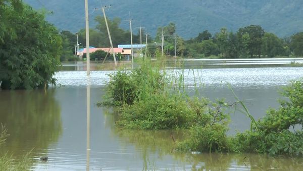 เปิดภาพ มวลน้ำทะลัก ท่วมอุทัยธานี 200 ครัวเรือนเดือดร้อนหนัก 