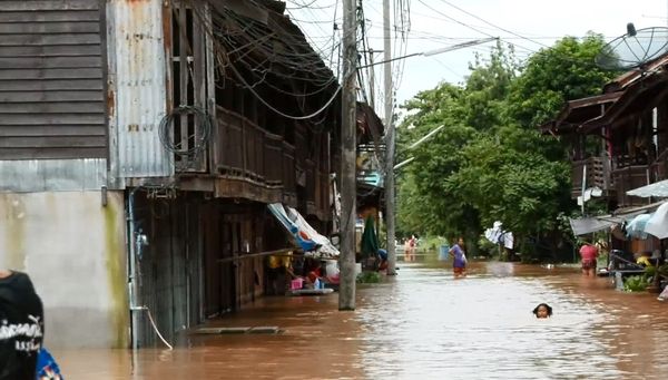 ชาวพิจิตรยังอ่วม! ถูกน้ำท่วมต่อเนื่องเป็นวันที่ 4