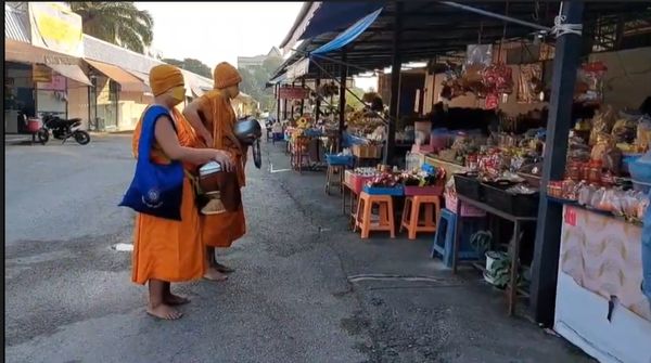 เริ่มกระทบพระบิณฑบาตยามเช้า ดอยอินทนนท์ยังหนาวจัด 5 องศา 