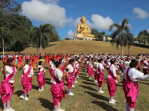 นราธิวาส ‘เวียนเทียนวันมาฆบูชา’ รอบพระพุทธรูปใหญ่ที่สุดในภาคใต้