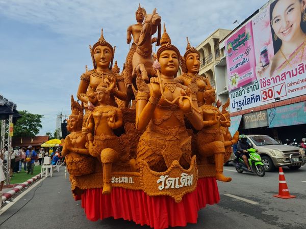 แห่เทียนพรรษา โคราชสุดอลังการ! นักท่องเที่ยวแห่ถ่ายรูปเป็นที่ระลึก