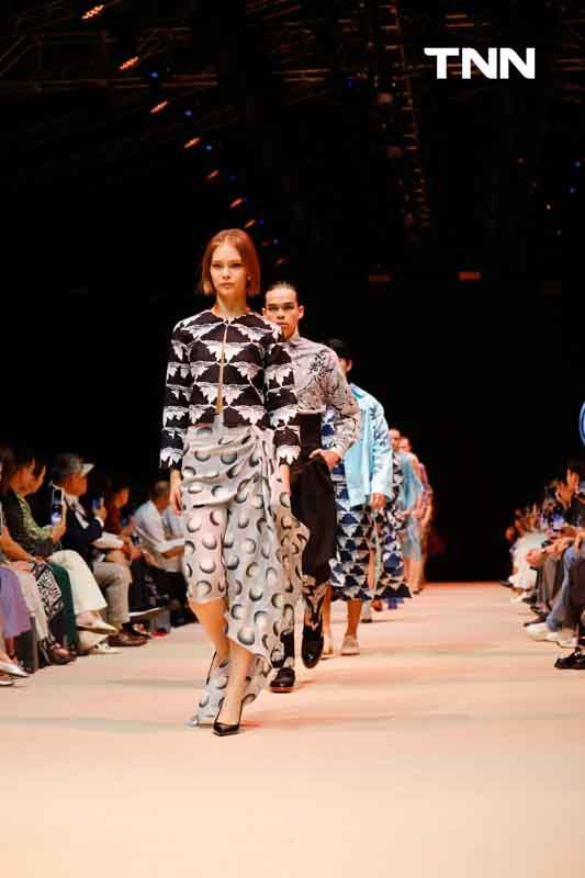 บาติกไทยสู่เวทีแฟชั่นสุดยิ่งใหญ่ “ELLE Fashion Week 2024” ในโชว์พิเศษ “Timeless Crafting with Batik”