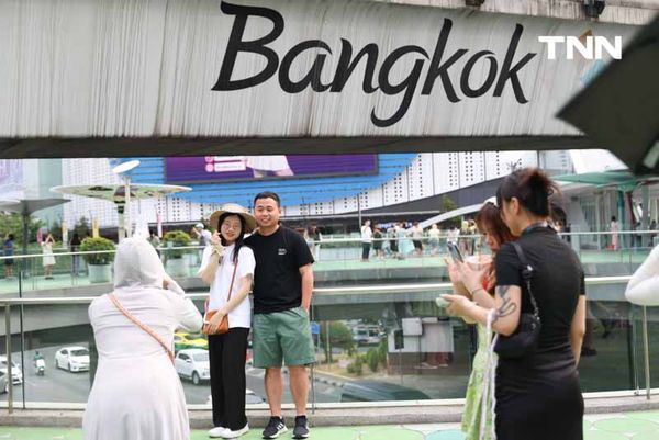 มุมถ่ายรูปสุดฮิต นทท. ท้าแดดเช็คอิน Skywalk แยกปทุมวัน