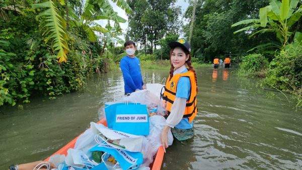 ให้กำลังใจผู้ประสบภัยน้ำท่วมจูน นาตาชา พร้อมแฟนคลับ! ลงพื้นที่มอบถุงยังชีพ 