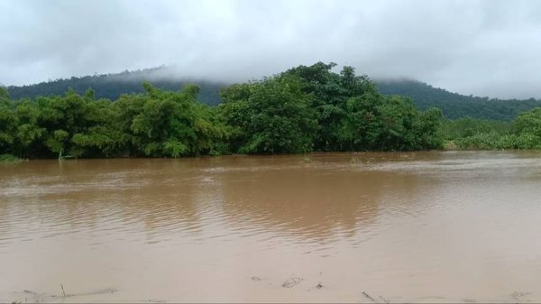 ประมวลภาพ ฝนถล่มปราจีนฯ น้ำป่าหลากท่วมหมู่บ้านตีนเขาทับลาน