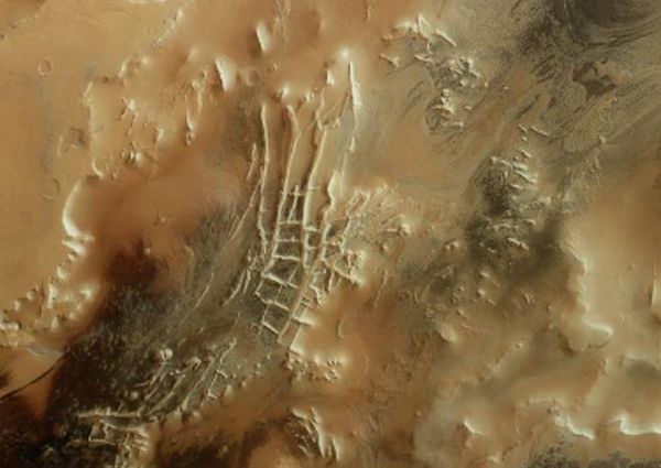 ภาพถ่ายคล้ายฝูงแมงมุมบนดาวอังคารเกิดขึ้นได้อย่างไร ? 