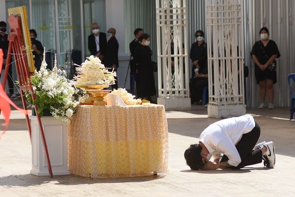 จูบลาสุดท้าย เป็ด เชิญยิ้ม สุดทรมานหัวใจ ขอส่งพ่อไปอยู่กับแม่บนฟ้า