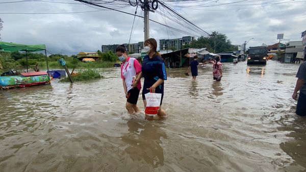 น้ำลำตะคอง ทะลักถึงตัวเมืองโคราช ปชช.ขนของหนีวุ่น!